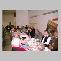 59-05-1144 7. Schirrauer Kirchspieltreffen 2004 - Die Schirrauer Gruppe im Backtheater in Walsrode.JPG